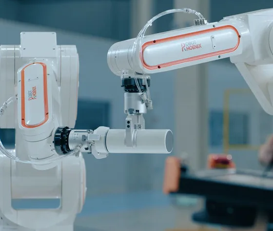 白い機体にオレンジの縁取りが入った6軸ロボット